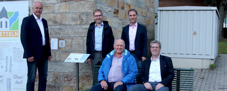 Gruppenbild vor digitaler Mitfahrbank
