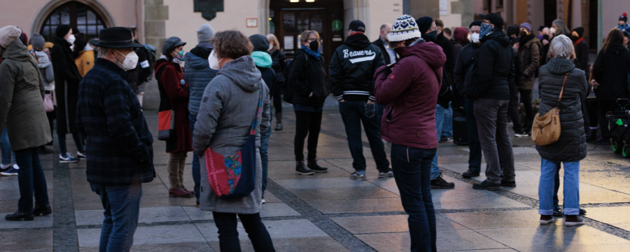 Am Neujahrstag versammelten sich auch am Rathausplatz in Passau zahlreiche Menschen für Corona-Spaziergänge