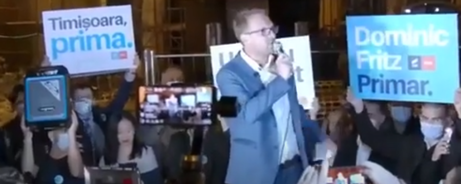 Der deutsche Staatsbürger und Bürgermeister von Temeswa ist immer wieder Anfeindungen von Neonazis ausgesetzt - hier bei seinem Wahlsieg im September 2020 