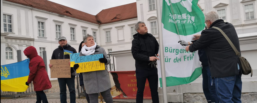 Flagge Bürgermeister für den Frieden in Oranienburg vor dem Schloss.