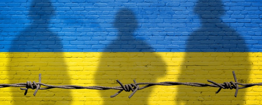 Krieg in der Ukraine Fahne Soldaten Stacheldraht