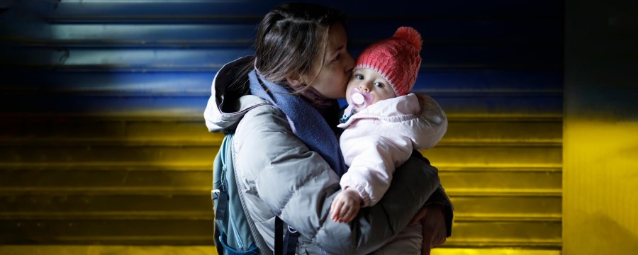 Frau mit Kind am Bahnsteig - die Menschen verlassen die Ukraine, viele suchen in Deutschland Zuflucht.