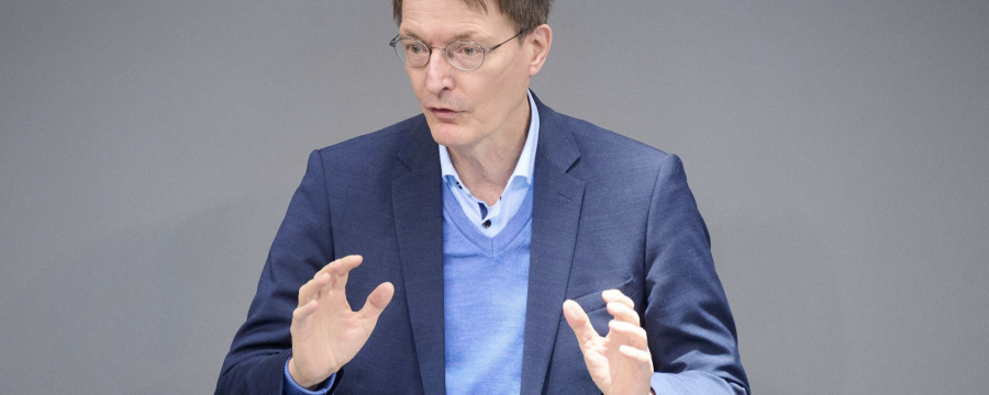 Gesundheitsminister Lauterbach hat das Infektionsschutzgesetz an vielen Stellen kritisiert und doch gleichzeitig für die Zustimmung geworben