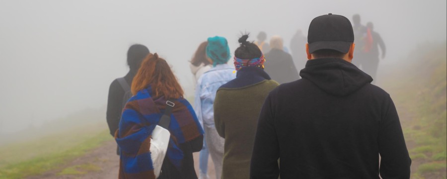 Flüchtende Menschen von hinten
