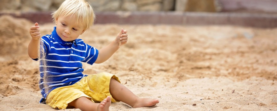 Kind spielt im Sandkasten