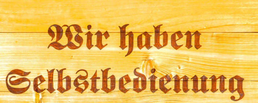 Schild mit Aufschrift "Wir haben Selbstbedienung"