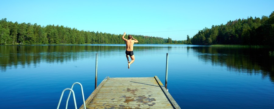 Mann springt in Badesee