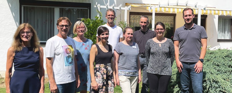 Die Projektbeteiligten im Garten des für die Studierenden angemieteten Hauses in Grafenau.