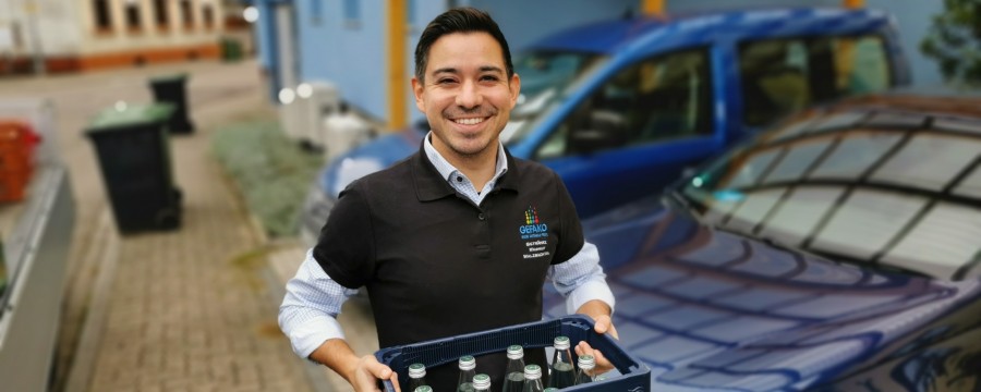 Bürgermeister beim Helfen im Getränkemarkt für guten Zweck