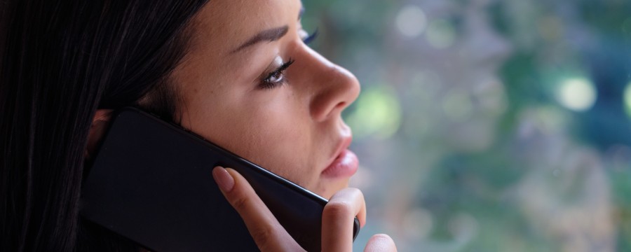 junge Frau beim Telefonieren