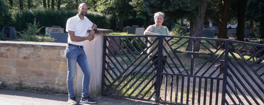 Zwei Bürgermeister vor dem gemeinsamen Friedhof