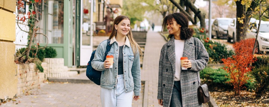 Zwei Frauen gehen spazieren