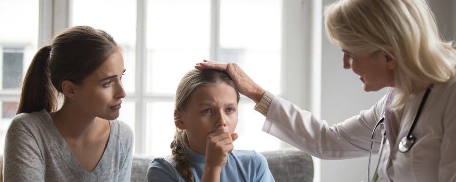 Kinderärztin bei Behandlung einer Patientin