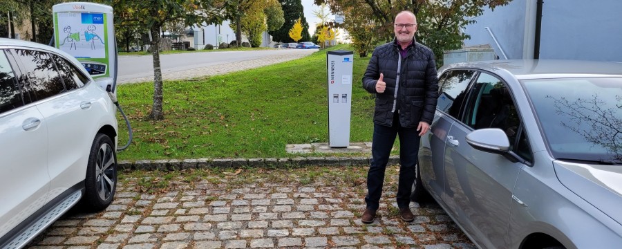 Bürgermeister vor E-Ladestelle