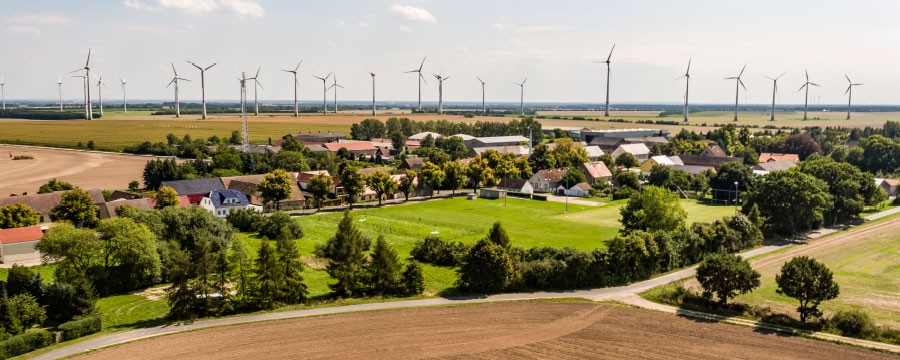Dorf Tengen und Windräder im Hintergrund