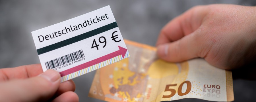 49-Euro-Ticket und 50 Euro Schein