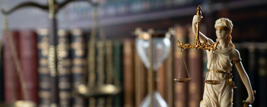Justizia vor Büchern