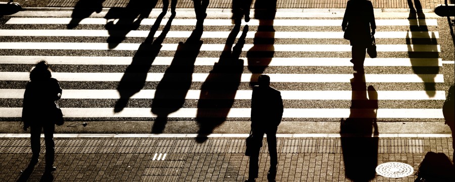 Fußgänger auf Zebrasttreifen