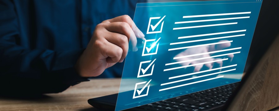 Checkliste am Laptop