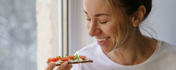 Frau mit Broten mit gesundem Belag