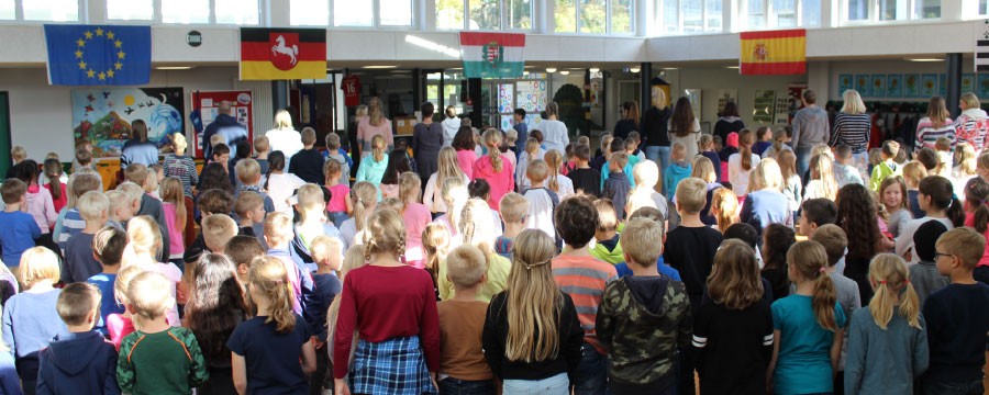 Kinder der Schule auf dem Süsteresch im Atrium (Lichtblick)