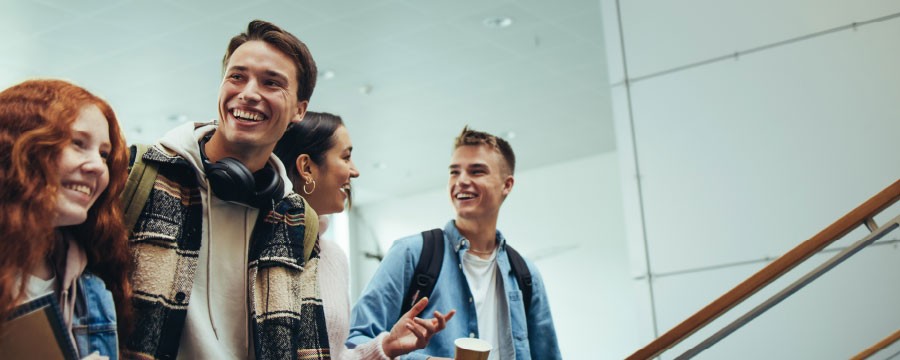 Schüler auf der Treppe in der Schule