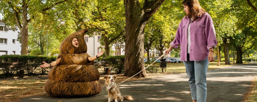 Er heißt "Shitti" und macht in Offenbach nun die Innenstadt (un)-sicher - ein laufender Hundehaufen soll Aufmerksamkeit erregen im Kampf gegen Hundekot 