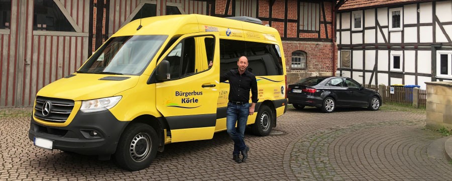 Bürgermeister Mario Gerhold aus Körle vor dem Bürgerbus