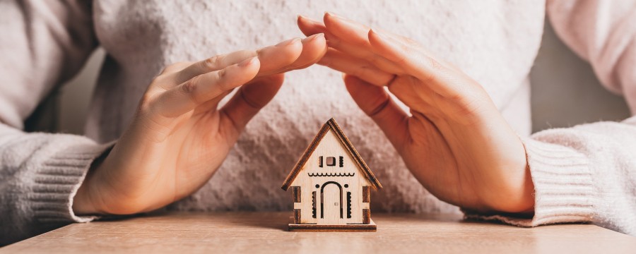 Schützende Hände über Haus