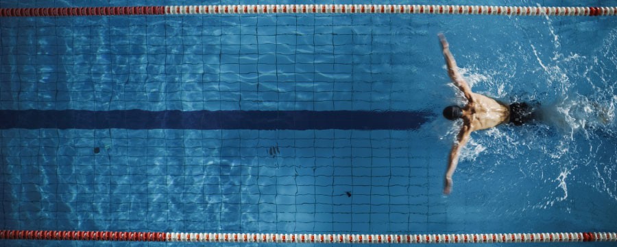 Mann schwimmt im Schwimmbad