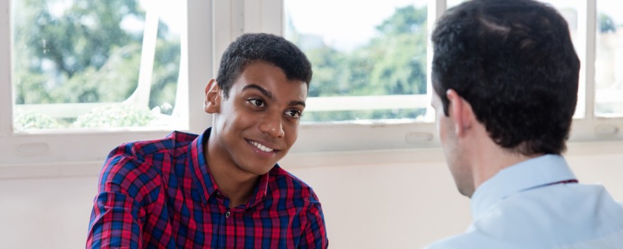 Junger Afrikaner beim Bewerbungsgespräch