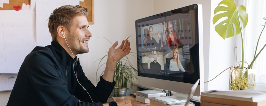 Mann am Schreibtisch bei Videokonferenz