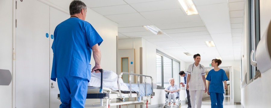 Krankenhausflur mit Ärzten, Pflegern und Patienten