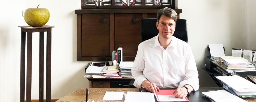 Oberbürgermeister Ingo Meyer Hildesheim am Schreibtisch