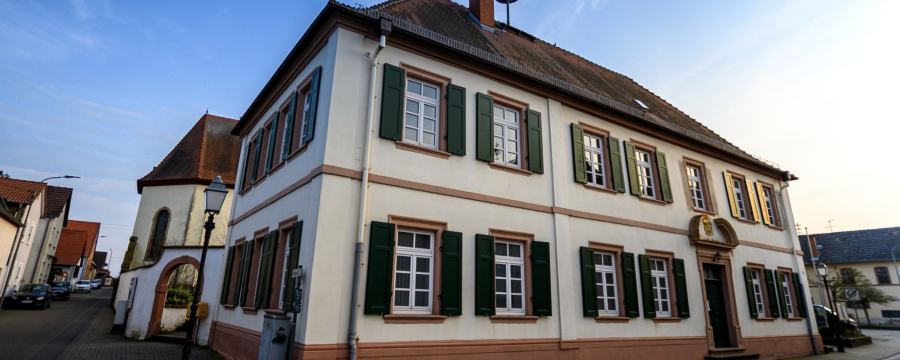 Der Gemeinderat und der Bürgermeister in Freisbach sind geschlossen zurückgetreten - das Rathaus der Gemeinde (im Bild) ist politisch verwaist