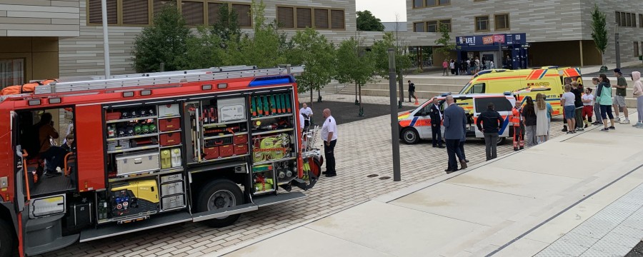 Rettungsfahrzeuge vor Schule
