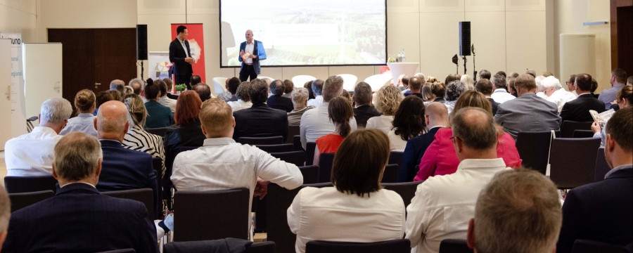 Blick in den Plenarsaal beim Forum KOMMUNAL 2023