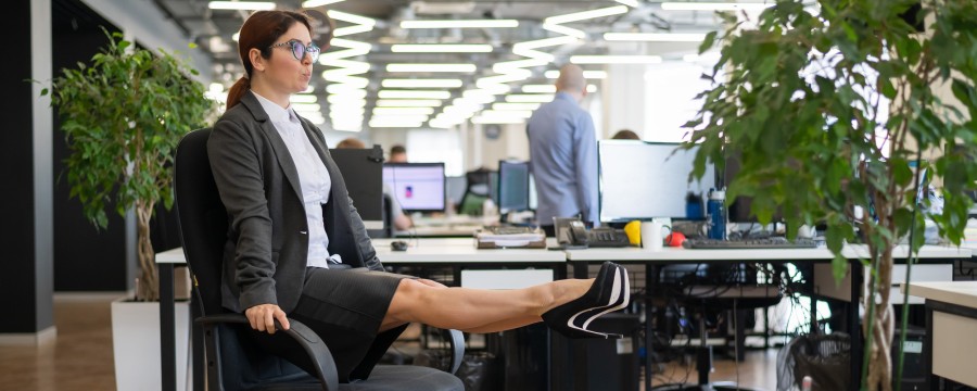Frau machtFitness-Übung im Sitzen am Schreibtisch