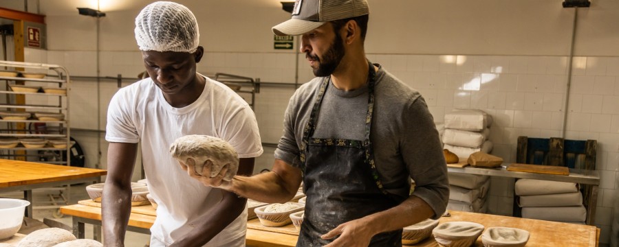 Zwei Mitarbeiter in der Bäckerei