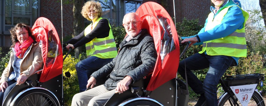 Senioren in Rikscha