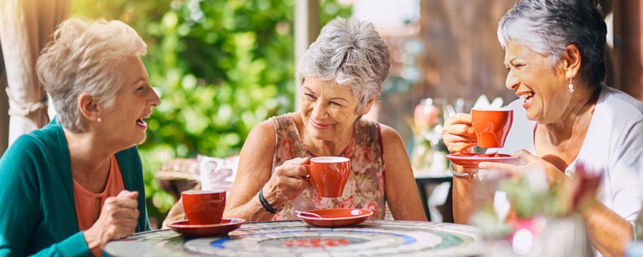 Frauen beim Kaffeetrinken