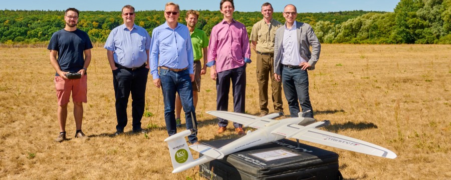 Warten auf den Drohnenstart: Menschen im Feld