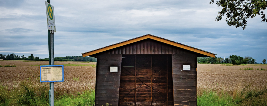 wird kaum genutzt - eine typische Bushaltestelle in der Altmark im Kreis Stendal - der Landkreis steigt daher beim Deutschlandticket zum Jahreswechsel aus