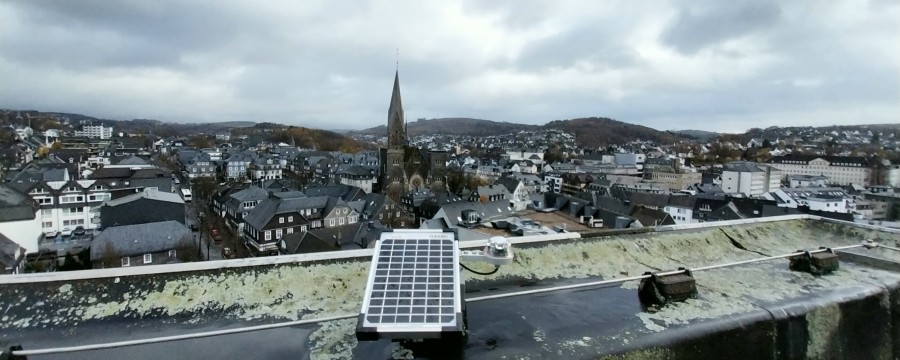 Sensor zur Datenerfassung auf dem Rathaus von Olpe.