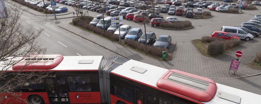 Mit einem Park und Ride Parkplatz will die Stadt Erlangen die Besucher locken, nicht mit dem eigenen Auto in die Stadt zu fahren - die Buslinie ist seit Januar für Nutzer kostenfrei