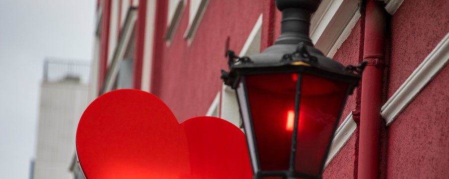 Rotes Herz und Laterne vor Bordell