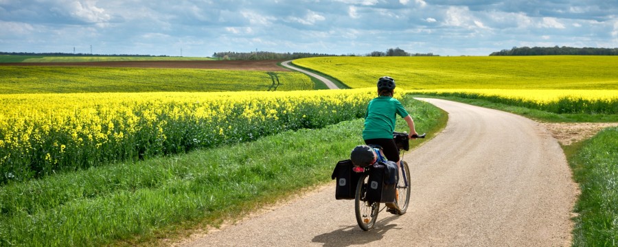Mobil auf dem Land: Fahrradfahrerin