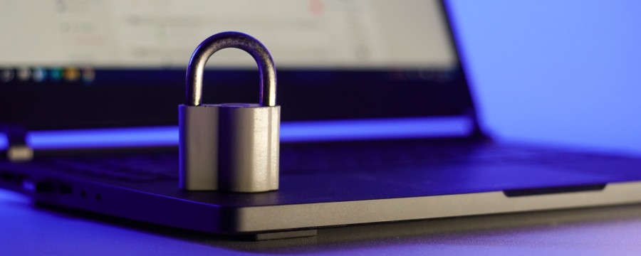 IT-Grundsicherung: Schloss auf Laptop