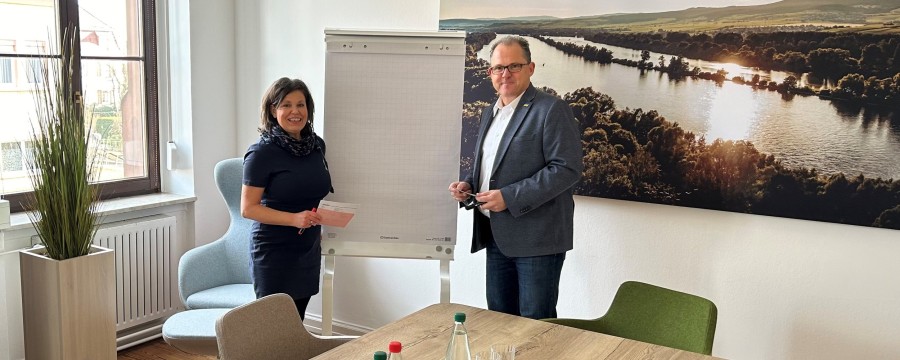 Stabstellenleiterin Andrea Schüller und Bürgermeister Patrick Kunkel im Lernlabor der Stadtverwaltung