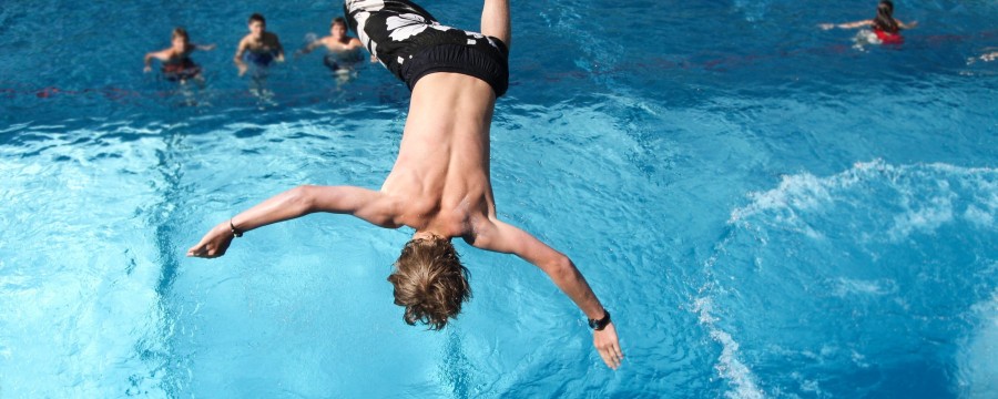 Freibad: Kopfsprung eines Jungen